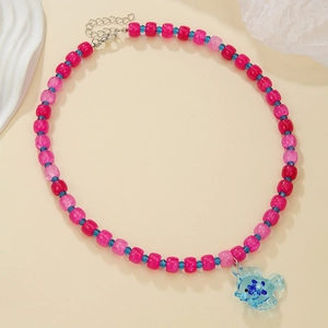 Dettaglio collana di perle rosa con ciondolo a pesce blu e chiusura in argento
