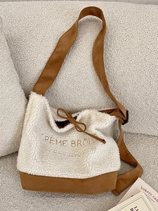 Bolso tote de felpa con bordado Creme Brulee y correa ajustable de color marrón