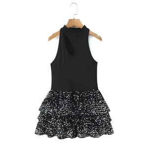 Robe noire en maille sans manches avec jupe à sequins à volants et découpe asymétrique