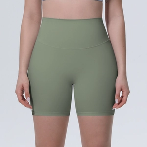 Vue détaillée du short de yoga vert olive à taille haute avec ceinture sculptante large