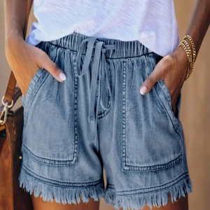 Short en jean bleu pour femme avec taille à cordon et ourlet à franges sur modèle