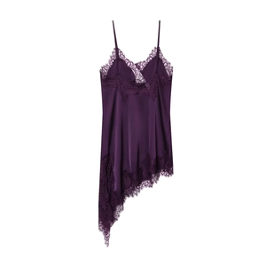 Détail d'une robe nuisette en satin violet foncé avec bordure en dentelle délicate et soie
