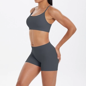 Détail d'un ensemble de yoga gris foncé avec brassière et short à taille haute