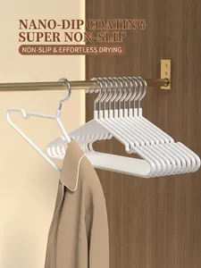 Détail de cintres blancs antidérapants avec revêtement nano et crochets métalliques