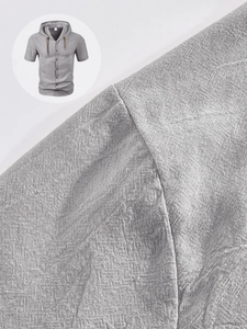 Dettaglio macro del tessuto in lino grigio e cuciture sulla camicia con cappuccio da uomo