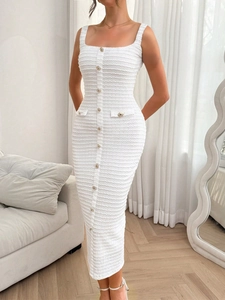 Détails de l'élégante robe midi en tricot blanc avec boutons dorés et poches