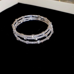 Dettaglio del bracciale tennis argento a tre strati con strass su velluto nero