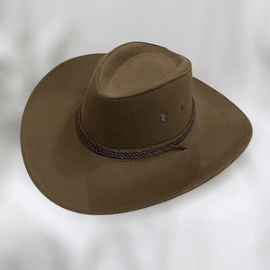 Détail d'un chapeau de cow-boy marron foncé avec corde tressée et œillets d'aération