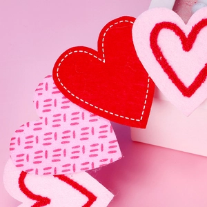 Couronnes de cœur en feutre pour la Saint-Valentin avec broderie et motifs roses rouges