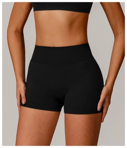Gros plan sur le short de yoga sans couture noir à taille haute et maille côtelée