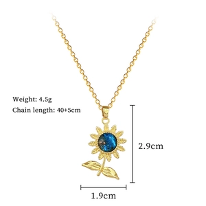 Détails du collier tournesol doré avec pierre bleue: poids 4,5g, chaîne de 40+5cm