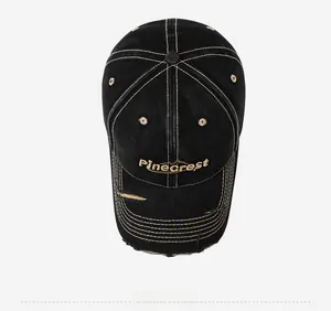Detail der Pinecrest-Stickerei und abgenutzte Rissdetails an einer schwarzen Baseballkappe