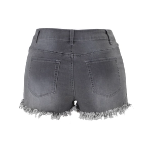 Dettaglio di pantaloncini in denim grigio scuro a vita alta con orlo sfrangiato e tasche