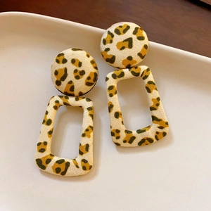Elegante Stoff-Ohrstecker mit Leopardenmuster, geometrischen Rahmen und beigem Design