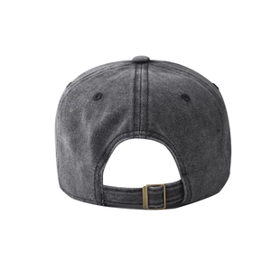 Detalle de gorra de algodón lavado vintage con hebilla de latón ajustable en la parte posterior