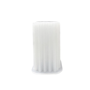 Detalle de un molde de silicona blanca para velas con rayas verticales y una base