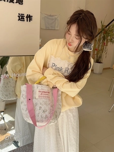 Sac seau floral avec motif lapin et anses roses porté avec une tenue décontractée chic
