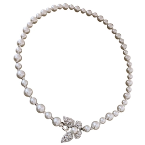 Collier de perles élégant avec pendentif papillon en zircon scintillant sur fond blanc