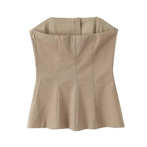 Detail eines braun karierten Bandeau-Tops mit schmaler Passform und Hahnentrittmuster