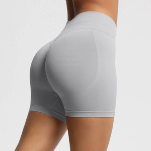 Détail du short de sport sans couture gris clair à taille haute avec effet push-up