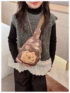 Detailansicht der braunen Kinder-Brusttasche mit Cartoon-Bär und Plüsch-Dekor