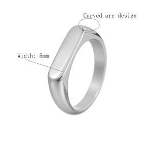Nahaufnahme eines 5mm breiten minimalistischen Titanstahlrings mit Bogen-Design