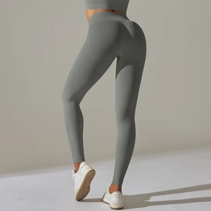 Gros plan sur un pantalon de yoga gris sans couture avec effet push-up sculptant