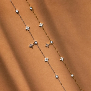 Elegante Kleeblatt-Halsketten in Gold und Silber mit funkelnden Zirkonia-Steinen