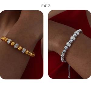 Comparaison de bracelets à perles dorées et argentées avec breloques en cristal brillant