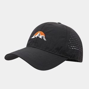 Détail de la broderie de montagne et des perforations laser sur cette casquette de sport