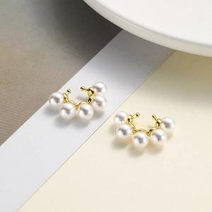 Eleganti orecchini a clip dorati con cinque perle bianche in un design minimalista a semicerchio