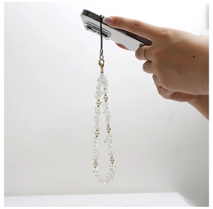 Détail du bijou de téléphone en cristal naturel et perles avec fermoir doré en métal