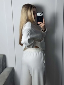 Damen Set aus weißem Rippstrick mit Kapuzenpullover und Hose mit weitem Bein