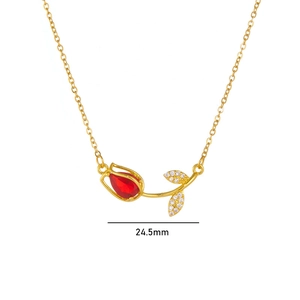 Collier tulipe doré avec pendentif cristal rouge et feuilles serties sur fond blanc