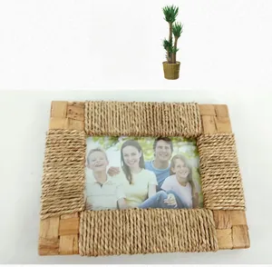 Détail de la texture de corde en herbe tissée main sur un cadre en bois massif