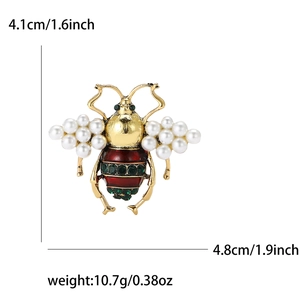 Elegant gold bee brooch with pearls and colorful crystals, size 4.1x4.8cm and 10.7g weight