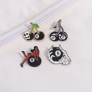 Set aus vier Retro-Emaille-Pins mit Bowling-Motiven und grafischen 8-Ball-Designs