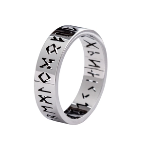 Vue détaillée de la bague viking en argent avec gravures runiques nordiques et texture polie