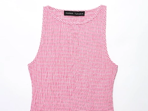 Détail de la texture vichy rose et blanc en seersucker et étiquette de col de la robe