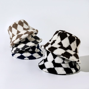 Cappelli a secchiello spessi in lana d'agnello a scacchi per l'inverno in marrone e nero