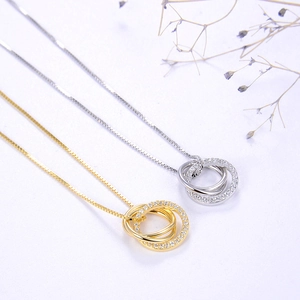 Elegante Halskette aus S925 Sterlingsilber mit drei verschlungenen Ringen und Zirkonia