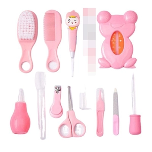 Rosa 13-teiliges Babypflegeset mit Nagelknipser und Nasensauger auf weißem Hintergrund