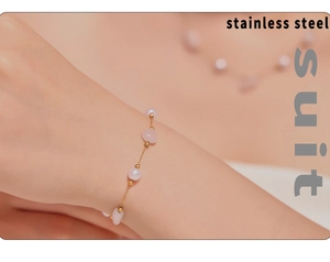 Vista macro di un bracciale in acciaio inossidabile con pietre naturali rosa e bianche