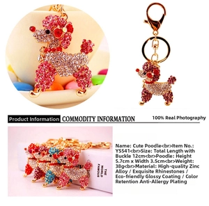 Details des Kristall-Pudel-Schlüsselanhängers mit Maßen 5,7x3,5 cm und Zinklegierung