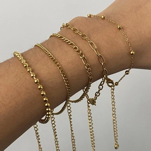 Ensemble de cinq bracelets en perles et chaînes cubaines en acier inoxydable doré pour femme