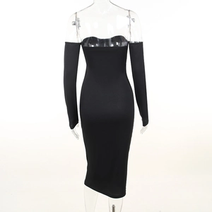 Vue arrière d'une robe moulante noire en maille à épaules dénudées et manches longues