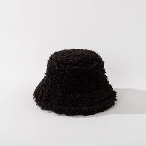 Dettaglio della soffice lana Sherpa nera su un cappello alla pescatora invernale caldo