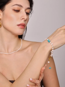 Détail de l'ensemble bracelet et collier en perles d'eau douce avec turquoise bleue