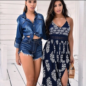 Détail d'un short en jean taille haute à franges et d'une chemise en jean bleue style