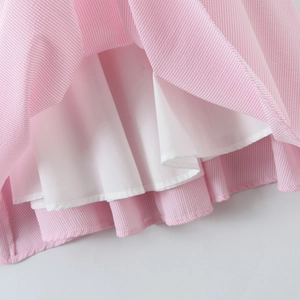 Vestido rosa a rayas con mangas abullonadas y forro blanco de estilo dulce y juvenil